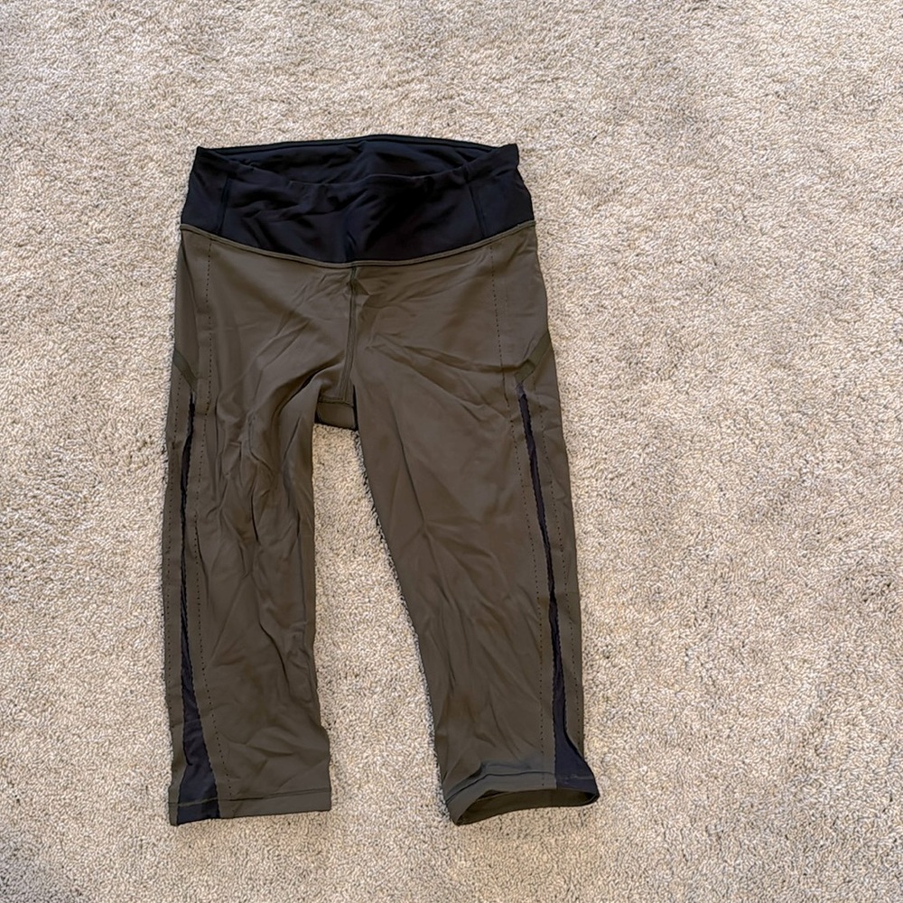 Lululemon sz 8 army green short crop running tight